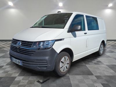 la camionnette blanche est garée sur le sol en damier d'une pièce