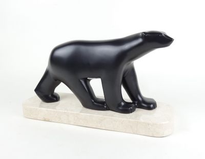 statue d'un ours polaire posée sur un socle en marbre