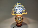 une lampe dont l'abat-jour est orné d'un motif léopard