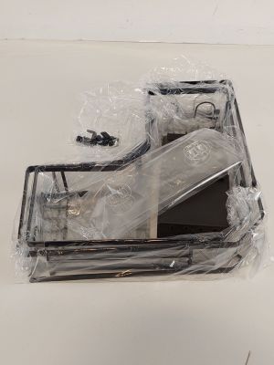un bagage qui a été emballé et posé sur une table