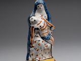 figurine d'une femme tenant un enfant dans ses bras