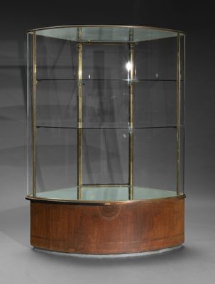 une vitrine en verre avec un socle en bois et des étagères en verre