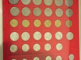 une photo montrant une collection de pièces de monnaie exposée dans une vitrine