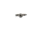 gros plan d'une bague en diamant sur fond blanc