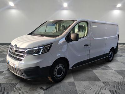 la camionnette blanche est garée sur le sol en damier d'une pièce