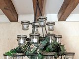un lustre composé de casseroles et de poêles suspendues au plafond
