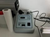 une photo d'un équipement de laboratoire avec un rouleau de papier à côté