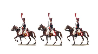 trois figurines représentant des hommes en uniforme à cheval