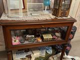 une petite table surmontée d'une vitrine