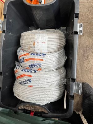 une image représentant un chariot contenant tout un tas de fils