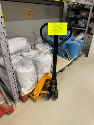 une fourchette posée par terre dans un magasin