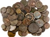 un tas de vieilles pièces empilées les unes sur les autres