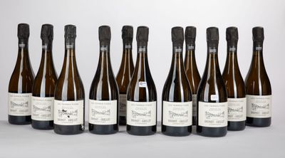 six bouteilles de vin sont alignées sur une table