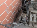 un homme qui se tient debout à côté d'un mur de briques
