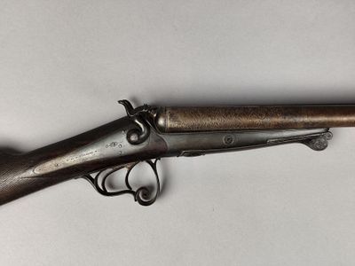 un vieux fusil exposé sur une table