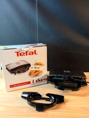 2.1511//Appareil a croque marque Tefal, poignÃ©e cassÃ©.