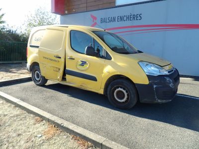 une petite camionnette jaune garée devant un immeuble