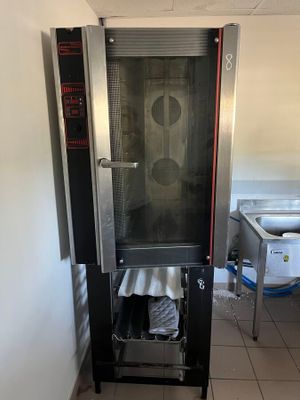 un four professionnel installé dans une cuisine