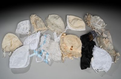 de nombreux modèles différents de combinaisons de bain étalés sur une table