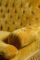 Canapé confortable en velours jaune. (photo 5)