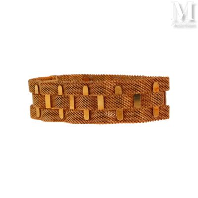 un gros plan sur un bracelet en or muni d'un fermoir en métal