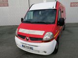 une camionnette rouge et blanche garée devant un immeuble