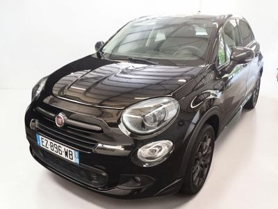 une voiture noire garée dans une pièce blanche