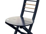 une chaise noire avec une assise en bois et une assise en bois