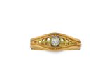 une bague en or jaune sertie d'un diamant blanc au centre