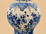 l'image d'un vase bleu et blanc posé sur une table