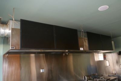 une photo floue d'une cuisine avec des placards en inox