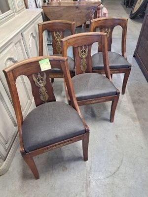 trois chaises en bois avec un revêtement gris, revêtement gris, revêtement gris, revêtement gris, revêtement gris, revêtement gris, revêtement gris, revêtement gris, revêtement gris