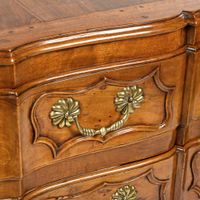 Commode en noyer mouluré et sculpté, façade galbée en double… (photo 3)