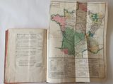 un livre ouvert sur lequel figure une carte du monde