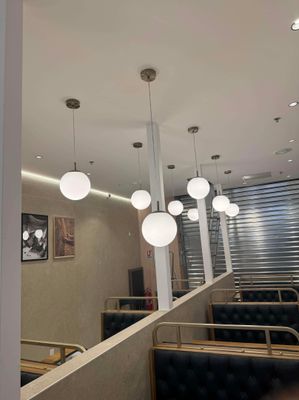 de nombreuses lampes suspendues au plafond d'un restaurant