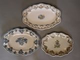 trois assiettes posées sur une table