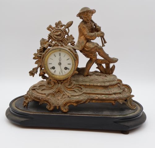 Pendule en régule doré « joueur de bignou ». Sur socle en bois (m...