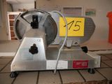 une machine posée par terre avec une étiquette de prix dessus