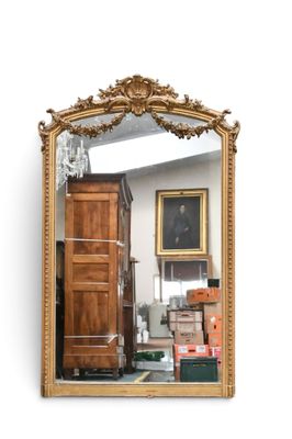 un miroir accroché au mur à côté d'une armoire