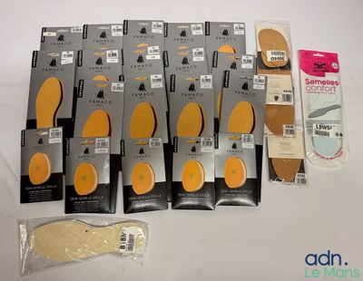Plusieurs paires de chaussures sont alignées sur une surface blanche