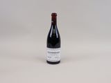une bouteille de vin posée sur une table