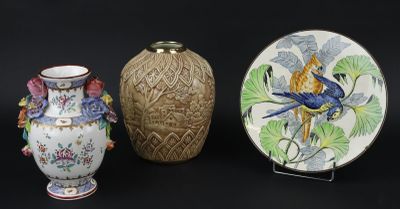 trois vases placés l'un à côté de l'autre