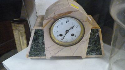 une horloge posée sur une table