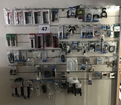 une photo d'un mur rempli d'appareils électroniques dans un magasin