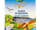 une boîte de légumes frais sur fond blanc, avec une mouette qui vole à l'arrière-plan