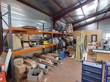 une pièce remplie de boîtes et d'étagères