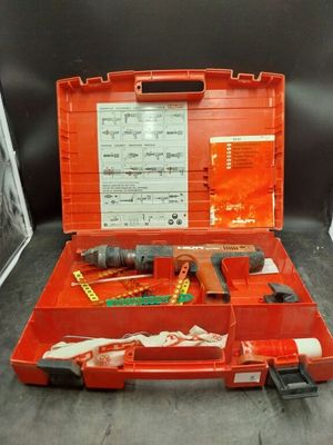 une caisse à outils rouge avec des outils sur une table