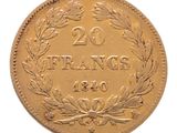gros plan d'une pièce de monnaie sur une surface blanche