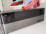 une télécommande posée sur une chaîne hi-fi