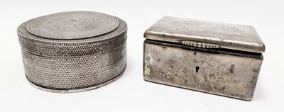 boîte plaquée argent avec couvercle, dont le couvercle est orné d'un motif
